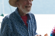 Pete_Seeger_at_River_Blessing_credit_Econosmith